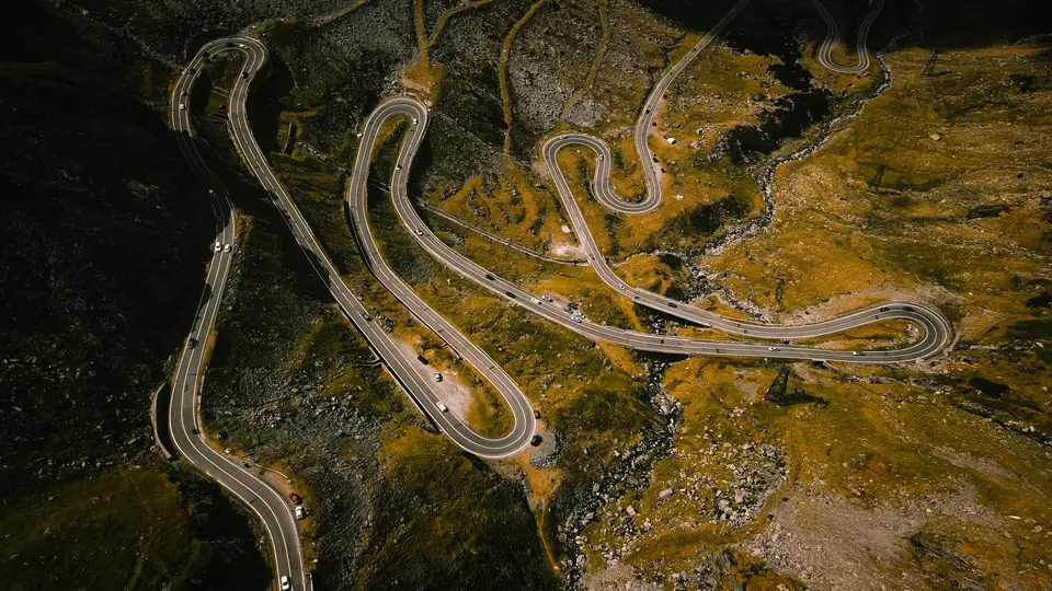 Serpentinele Transfăgărășanului văzute de sus, pe versantul nordic al Munților Făgăraș